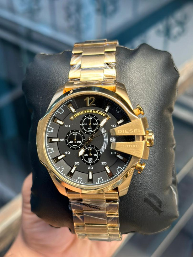 ساعت مردانه برند دیزل شاخ دار صفحه مشکی بند طلایی