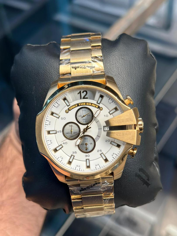 ساعت مردانه برند دیزل شاخ دارصفحه سفید بندطلایی