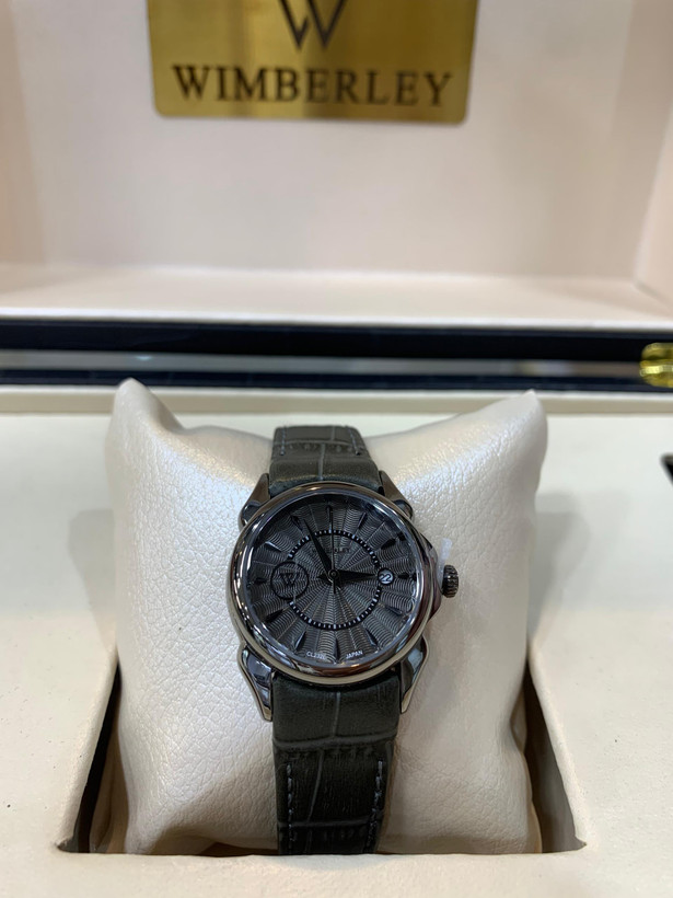 بند طوسی قاب نقره ای صفحه طوسی این ساعت در دو رنگ